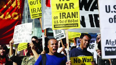 Manifestantes se reúnen en la Plaza Pershing, Los Angeles, en oposición a cualquier participación militar de Estados Unidos en el Medio Oriente este sábado en Los Ángeles, California, Estados Unidos. El Pentágono desplegó 3500 miembros de la 82a Aerotransportada en el Medio Oriente en respuesta a las crecientes tensiones en la región con Irán, dos días después de un ataque aéreo estadounidense que mató al principal comandante militar iraní Qassem Soleimani. EFE/ David Swanson