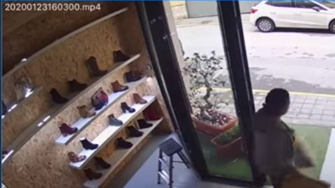 La mujer entró sigilosamente a la zapatería para hacer el robo.