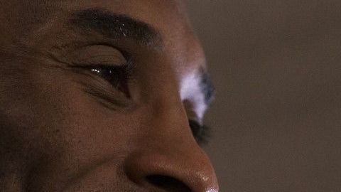 Kobe Bryant sonríe mientras atiende a los reporteros en uno de los juegos de su despedida.