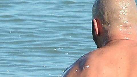 Blanca Guerra desafió el pasado 1 de enero las heladas aguas del Lago Michigan en Chicago. (Javier Quiroz / La Raza)