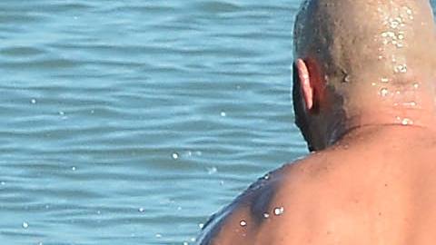 Blanca Guerra desafió el pasado 1 de enero las heladas aguas del Lago Michigan en Chicago. (Javier Quiroz / La Raza)