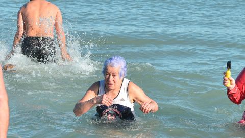 Blanca Guerra desafió el pasado 1 de enero las heladas aguas del Lago Michigan en Chicago. (Javier Quiroz / La Raza)