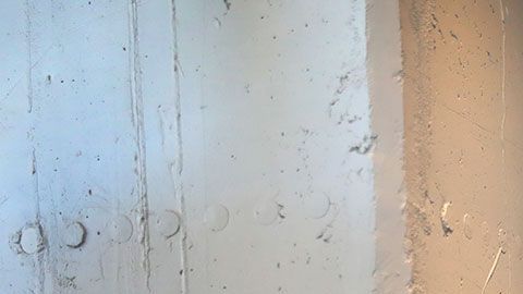 Las mujeres fueron degradadas, supuestamente, como un acto racista.