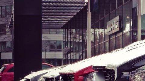 mercedes-benz-parked-in-a-row-164634