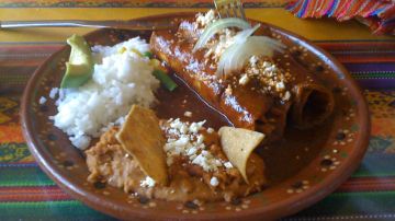 Las enmoladas son un platillo clásico en México, que se sirve en puestos, fondas, cafeterías y todo tipo de restaurantes.
