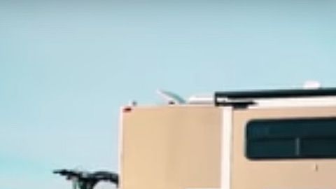 La camioneta que la pareja diseño y construyo