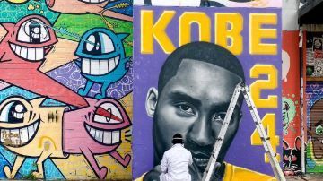 En Houston el artista LeeTheOneLee con su obra.