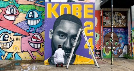 En Houston el artista LeeTheOneLee con su obra.