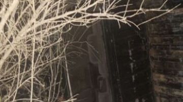 Narcos del Cártel del Noreste vuelcan su troca tras persecución.