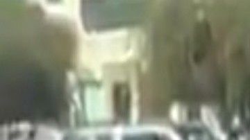 VIDEO: Sicarios roban camionetas a dos familias, así se las quitaron.