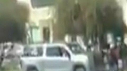 VIDEO: Sicarios roban camionetas a dos familias, así se las quitaron.