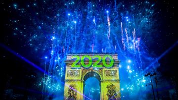 La exhibición de video de Año Nuevo se proyecta en el Arco del Triunfo en París, Francia.