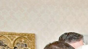 El obispo de Kansas City le entregó el obsequio al líder de la iglesia católica.