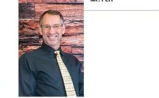 El maestro acusado Robert Gasper Peri.