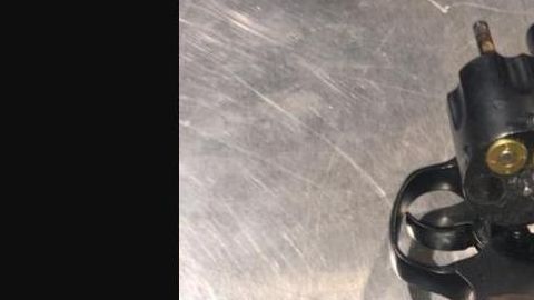 El revólver que llevaba en la guantera.