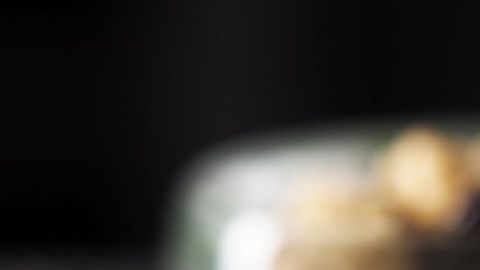 Práctica el hábito de comer menos, para vivir más.