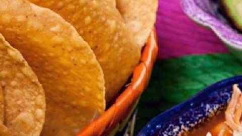 El pozole es un platillo de origen náhuatl y su nombre significa "espuma" ya que se utilizan granos de maíz cacahuazintle.