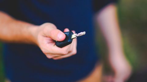 El hombre dijo que ya no necesitaba su coche porque acababa de comprar otro.