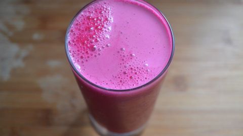 La combinación de manzana roja y betabel es un poderoso combo para tratar la anemia.