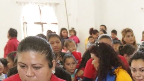José Rivas entregando regalos a los niños de Monterrey.