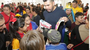 José Rivas entregando regalos a los niños de Monterrey.