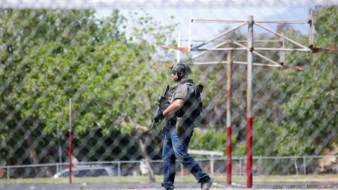 Agentes del SWAT rodean la zona de la escuela North Park.