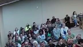 El momento en que saca el cigarrillo de marihuana.