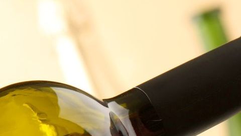 Utilizar vino para cocinar es una buena alternativa para limitar el uso de grasas.