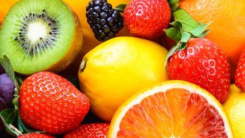 Para estimular la pérdida de peso opta por frutas con alto contenido en agua como la sandía y la piña.