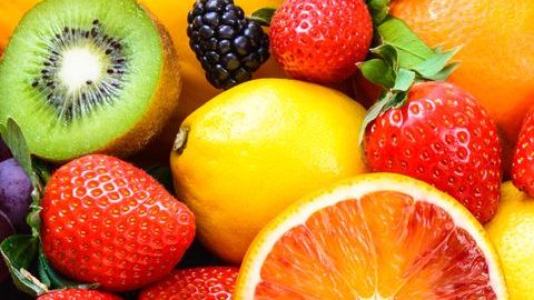 Para estimular la pérdida de peso opta por frutas con alto contenido en agua como la sandía y la piña.