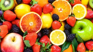 Para estimular la pérdida de peso opta por frutas con alto contenido en agua como la sandía y la piña.