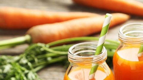 El jugo de zanahoria y apio es una combinación llena de nutrientes de alto valor biológico. ¡Que aumentan la energía y vitalidad!