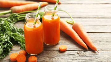 El jugo de zanahoria y apio es una combinación llena de nutrientes de alto valor biológico. ¡Que aumentan la energía y vitalidad!