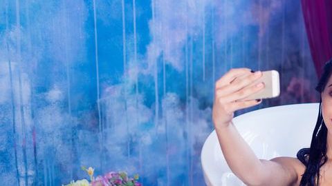 Una mujer murió electrocutada por hacerse una selfie.