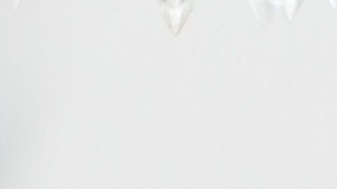 El dinero da a acceso a tratamientos médicos y otros beneficios en pro de la salud.