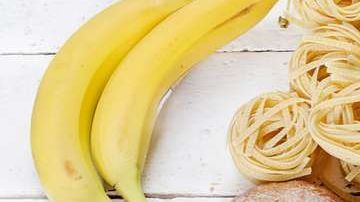 Complementa la ingesta de carbohidratos con alimentos ricos en fibra, abundantes frutas y verduras.