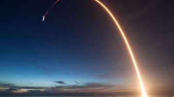 La nave espacial Dragon de SpaceX  se dirige hacia la Estación Espacial Internacional.