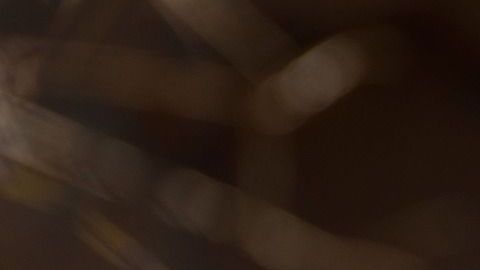 El hombre salió huyendo del lugar.