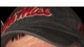 El sospechoso tiene tatuajes que se pueden identificar fácilmente.