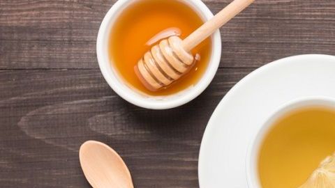 Un té de miel con limón es un perfecto remedio para el invierno.