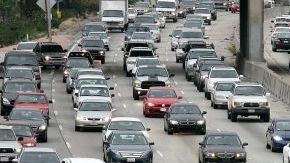 Hay quienes son ingeniosos para usar carriles de viaje compartido.