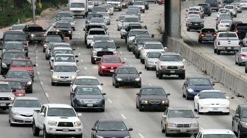 Hay quienes son ingeniosos para usar carriles de viaje compartido.