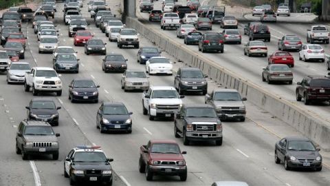 Hay quienes son ingeniosos para usar carriles de viaje compartido.