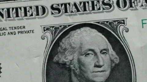 El proceso de 'impeachment' a Trump impacta al dólar en varios mercados.