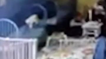 Dos trabajadores respondieron rápido para levantarla.