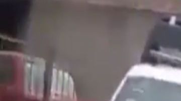 VIDEO: Policías así protegen al CJNG, le obstruyen el paso a militares
