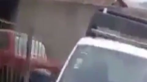 VIDEO: Policías así protegen al CJNG, le obstruyen el paso a militares