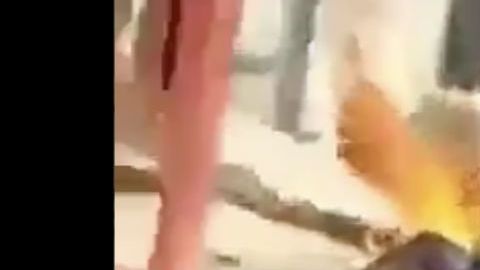 VIDEO: Queman vivo a presunto violador y asesino de niña de seis años