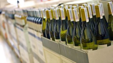 La Administración estudia elevar al 100% los aranceles a la importación del vino europeo./Shutterstock