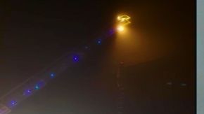 Bomberos rescatan a migrantes atrapados en el muro.